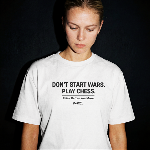 Don´t Start Wars. Play Chess Oversized Shirt